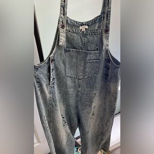 Easel, wide leg cropped overalls. Size L but very roomy so would fit up to 1x.